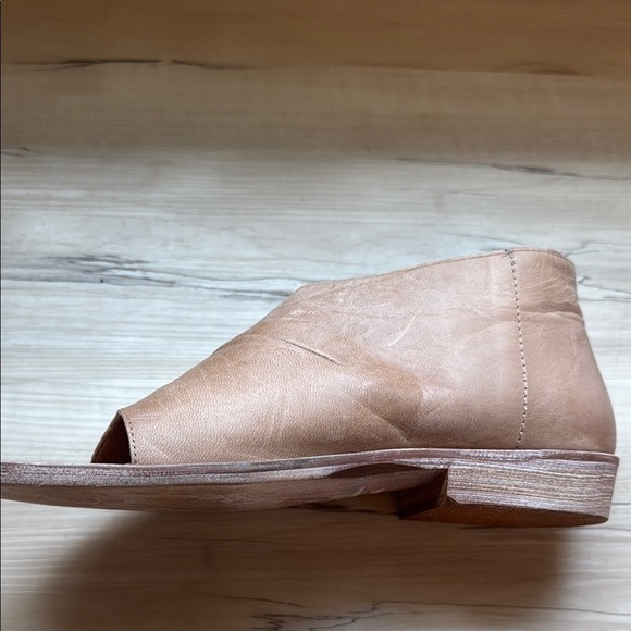 FREE PEOPLE Leather Mont Blanc Tan/Beige Wrap SANDALS/SHOE...
Sz 38 1/2 - Picture 6 of 15